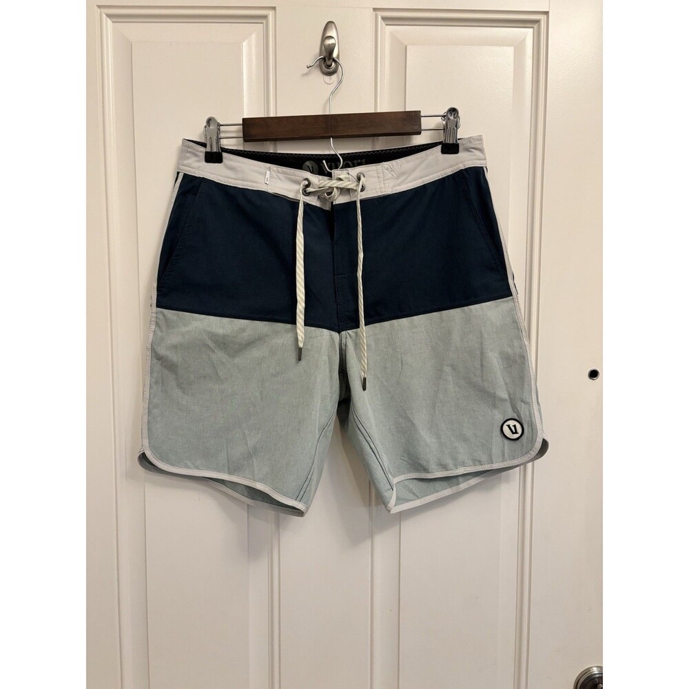 Vuori Men’s 30 Cruise Board Shorts Green 7.5” Inseam Drawstring V314 color block